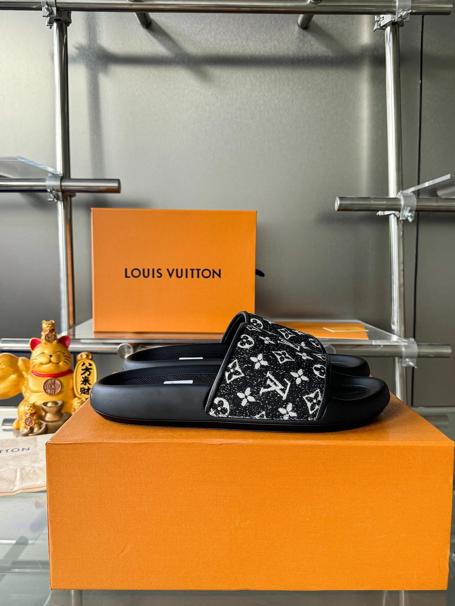 [L Home] P: 300💰 ▪️Shoe size: Women's 35-40 Men's 38-46▪️Packaging: Counter top quality~original packaging Louis Vuitton lv couple's monogram embossed slippers This season, Waterfront sandals return with a new look, and the upper buckle is embossed with Louis Vuitton's iconic Monogram pattern. Made of waterproof rubber with a comfortable and resilient insole. The lightweight, flexible outsole is embossed with the Louis Vuitton logo. Exquisitely packaged at the delivery counter 🛍📦 ▪️Fabric: Original molded rubber foam ▪️Sole: Original molded rubber foam outsole ▪️Sole thickness: 3CM.